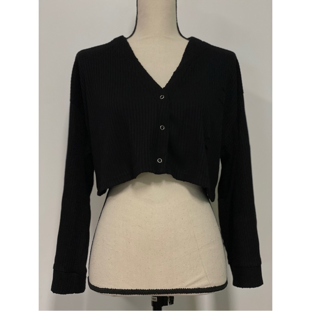 Forever 21 Cropped Long Sleeve V-Neck Sweater Black Size S
